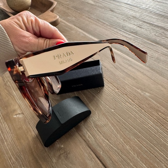 Prada sunglasses - Picture 2 of 6